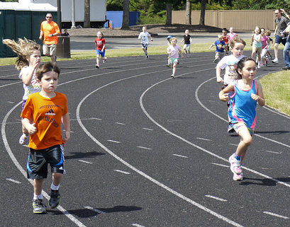 running kids on track